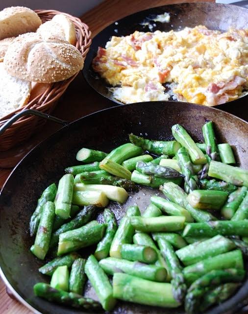 Jajecznica z boczkiem i zielonymi szparagami - smak umami