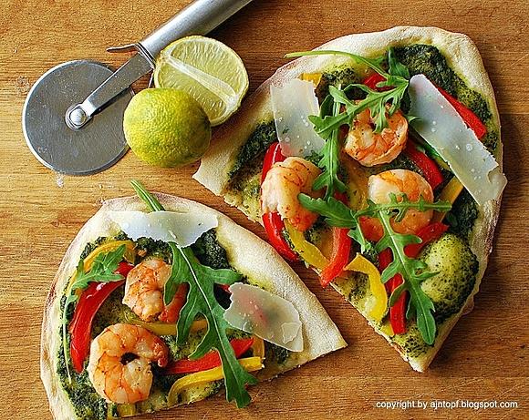 Pizza z krewetkami na pesto z rukoli i kokosa