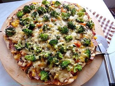 Pizza z różnymi sosami i dodatkami na cienkim cieście