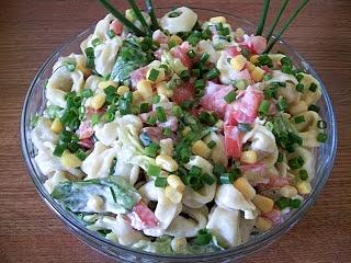 Tortellini z sałatą i warzywami