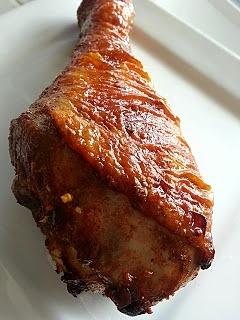 Pieczona noga z indyka w ketchupie