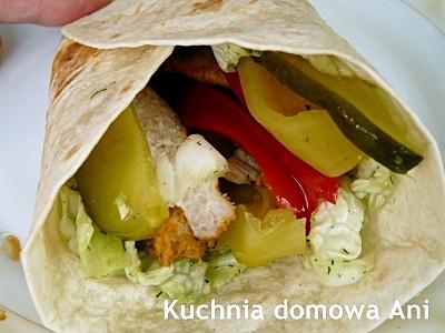 Tortilla z kurczakiem i warzywami konserwowymi