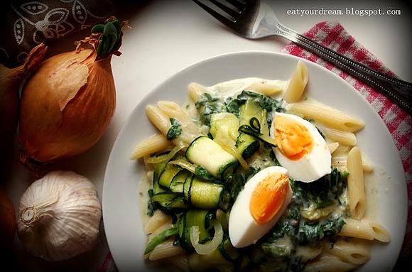 Penne z jajkiem cukinią i sosem śmietanowo-szpinakowym