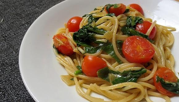 Wiosenna pasta z pomidorkami cherry i szpinakiem
