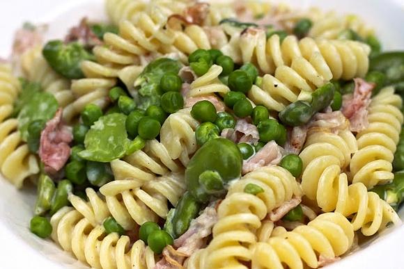 Fusilli z bekonem bobem groszkiem i śmietaną