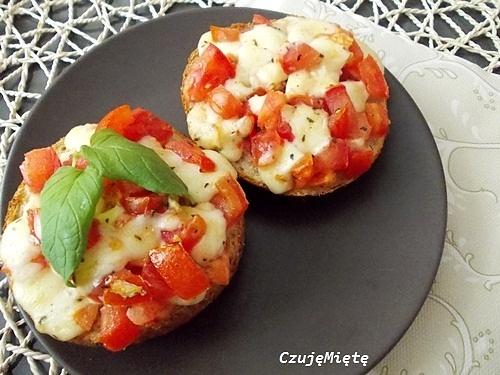 Pizza na bagietce z pomidorami i mozzarellą