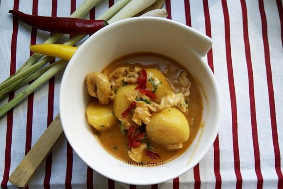 Czerwone curry z kurczaka i ziemniakami