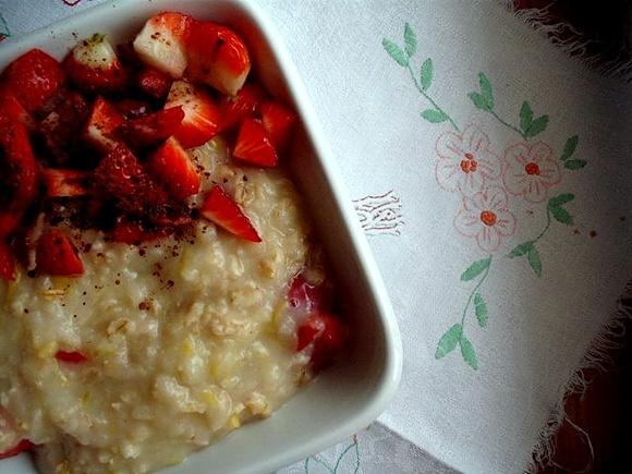 Sernikowa owsianka na mleku bananowym z truskawkami
