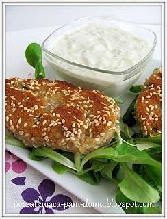 Kotlety z kaszy orkiszowej z tuńczykiem i sosem tzatziki