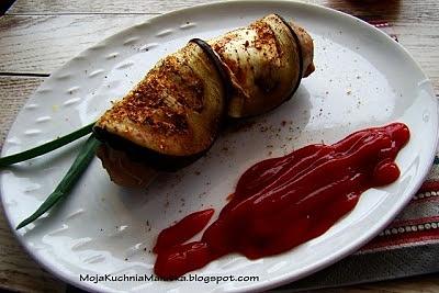 Grillowana biała kiełbasa w bakłażanie