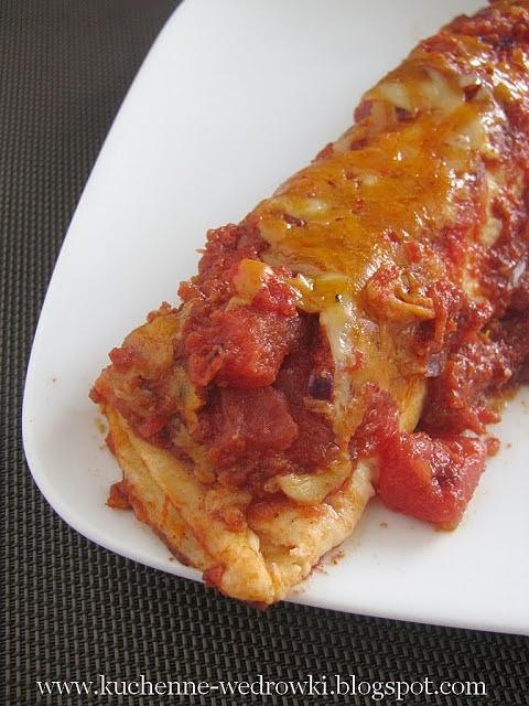 Enchiladas z kurczakiem w sosie pomidorowym