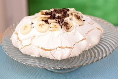 Pavlova z bananami i czekoladą