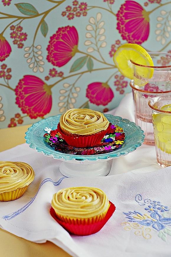 Cupcakes z masłem orzechowym i dżemem malinowym