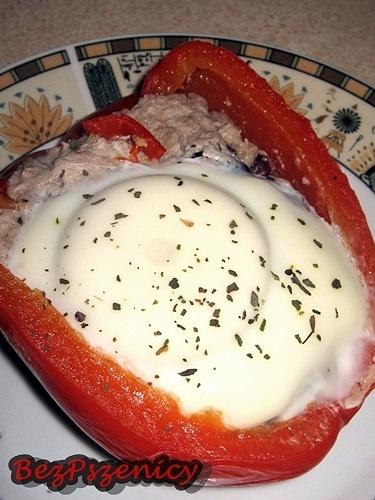 Papryka faszerowana tuńczykiem i jajkiem na obiad