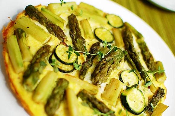 Frittata z zielonymi szparagami i cukinią