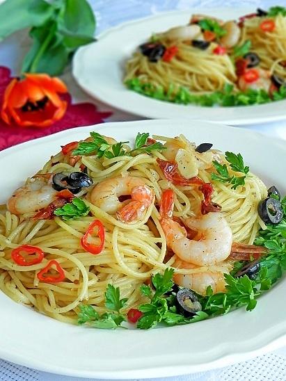 Spaghetti z krewetkami, suszonymi pomidorami i oliwą truflową