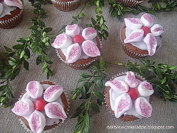 Kakaowe muffinki z rodzynkami w czekoladzie