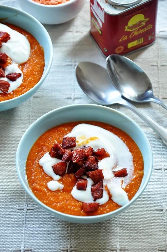 Zupa z czerwonej soczewicy z chorizo