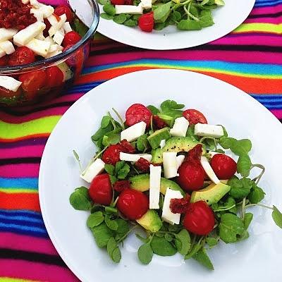 Piknikowa sałatka z awokado, kozim serem i suszonymi pomidorami
