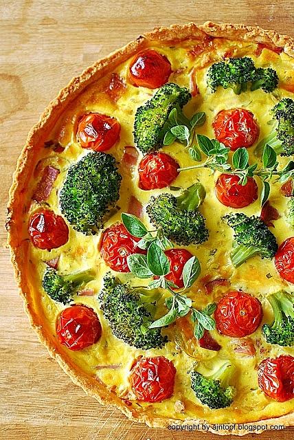 Tarta z brokułami, szynką wędzoną i pomidorami