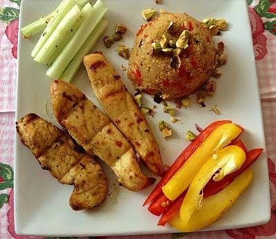 Kuskus z warzywami, suszonym pomidorem i pistacjami