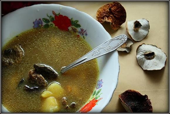 Zupa z borowików na kaczych skrzydełkach