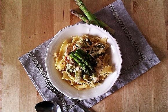 Makaron reginelle ze szparagami i szynką dojrzewającą w sosie z mascarpone i musztardy