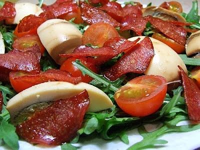 Włoska sałatka z salami