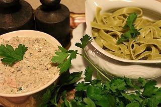 Tagliatelle z sosem śmietanowo-pieczarkowym i szynką wędzoną