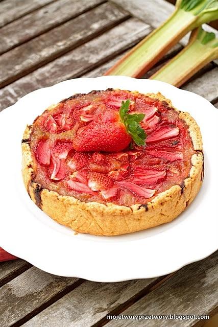 Tarta z rabarbarem i truskawkami