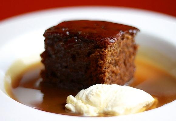 Sticky toffee pudding - daktylowe ciasto z polewą toffi