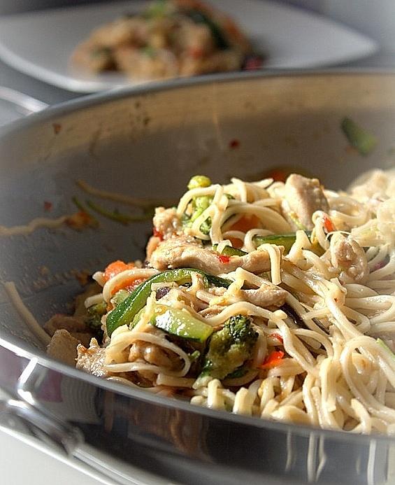 Pad thai z kurczakiem w wok