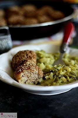Młoda kapusta z mleczkiem kokosowym i curry oraz kotleciki z sezamem