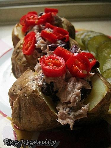 Pieczone ziemniaki faszerowane tuńczykiem
