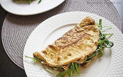 Omlet z rukolą i dodatkami