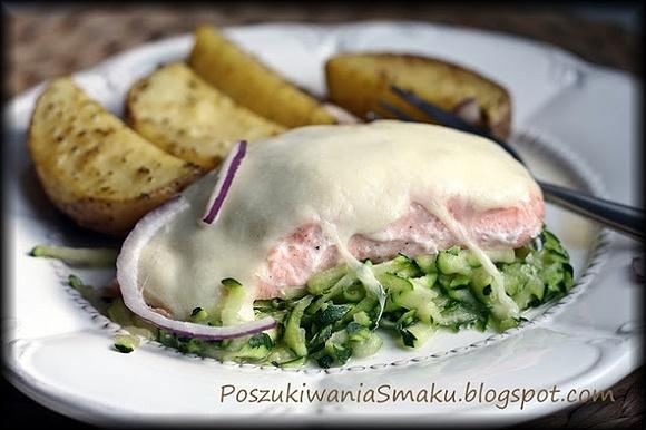 Łosoś zapiekany z serem mozzarella i cukinią