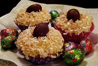 Wielkanocne babeczki cupcakes z jajkiem w gnieździe