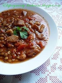 Zupa pomidorowa z chlebem i soczewicą