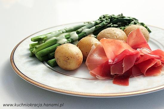 Zielone szparagi z młodymi ziemniakami szynką serrano i sosem holenderskim