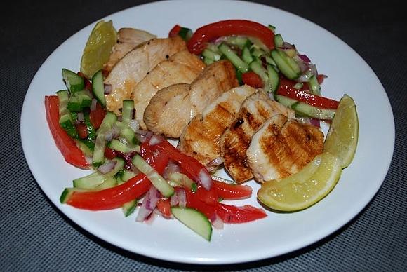Grillowany kurczak z kolorową salsą w słodkim sosie chili
