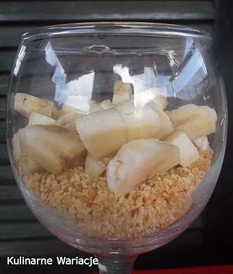 Deser bananowy z karmelem, bitej śmietany i czekoladą