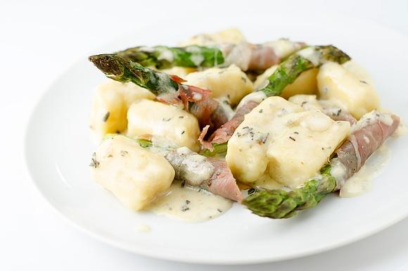 Gnocchi z pieczonymi szparagami i serem