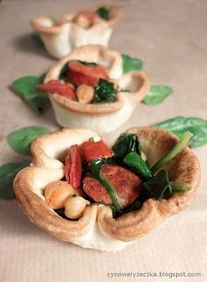 Kruche kubeczki tapas z chorizo i szpinakiem