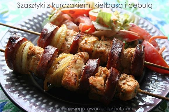 Szaszłyki z kurczakiem kiełbasą i cebulą