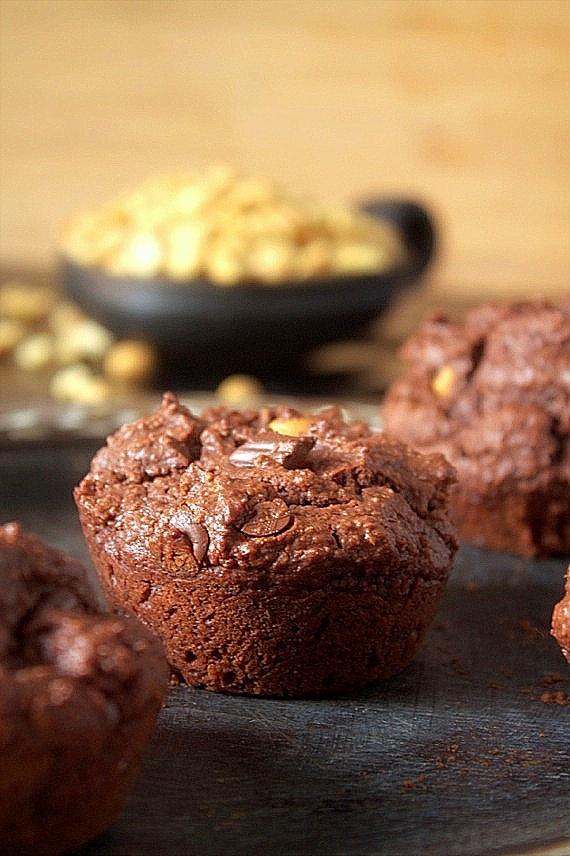 Muffiny brownies z masłem arachidowym