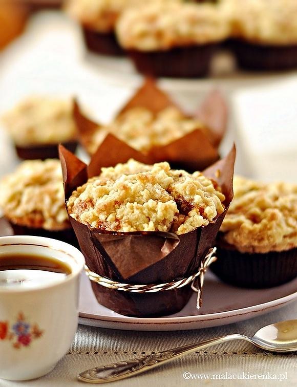 Muffiny z jabłkiem, krówkami i kruszonką