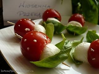Muchomorki z pomidorków cherry i mozzarelli z bazylią