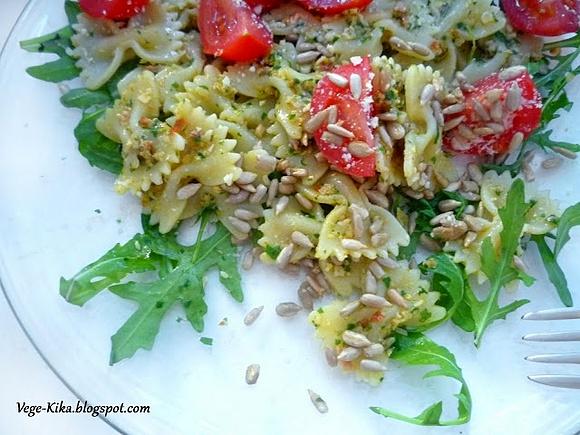 Farfalle z pesto z rukoli i suszonych pomidorów