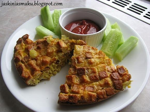 Omlet z grzankami i serem cheddar
