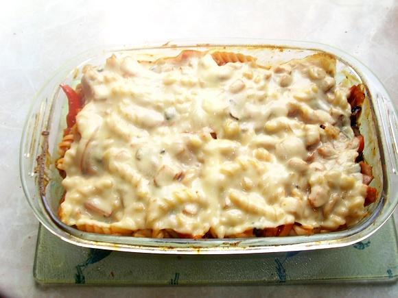 Zapiekanka z makaronem, kiełbasą i pieczarkami